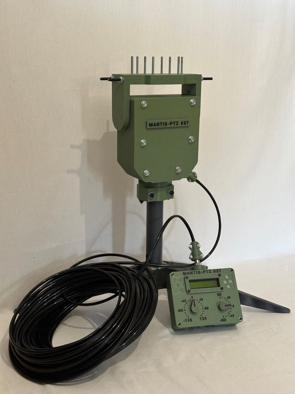 Поворотний модуль MANTIS PTZ 1H2V — вид спереду, шпильки кріплення навантаження